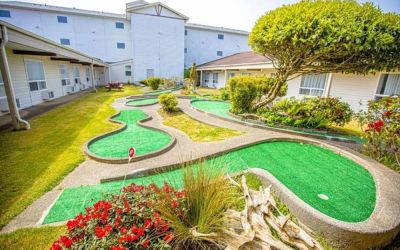 Mini-golf at Coratel Inn And Suites By Jasper Ocean Shores.