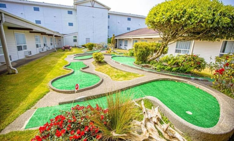 Mini-golf at Coratel Inn And Suites By Jasper Ocean Shores.