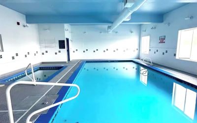 Indoor pool at Coratel Inn And Suites By Jasper Ocean Shores.