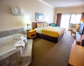 Day use room with hot tub at Coratel Inn And Suites By Jasper Ocean Shores.