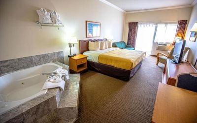 Day use room with hot tub at Coratel Inn And Suites By Jasper Ocean Shores.