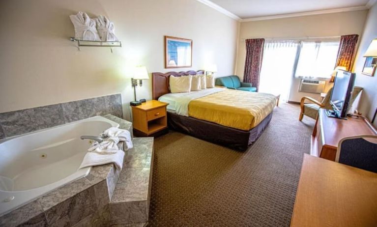Day use room with hot tub at Coratel Inn And Suites By Jasper Ocean Shores.