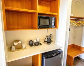 Day room with kitchen at Coratel Inn And Suites By Jasper Ocean Shores.
