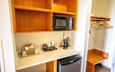 Day room with kitchen at Coratel Inn And Suites By Jasper Ocean Shores.