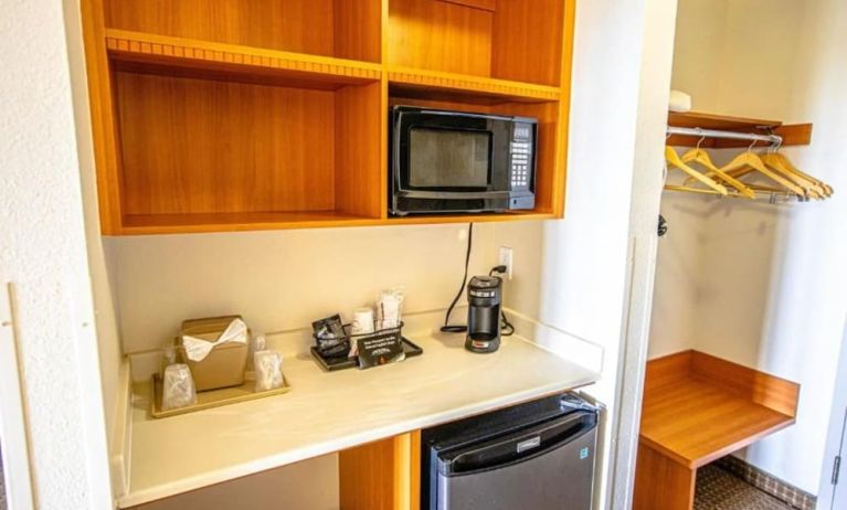 Day room with kitchen at Coratel Inn And Suites By Jasper Ocean Shores.