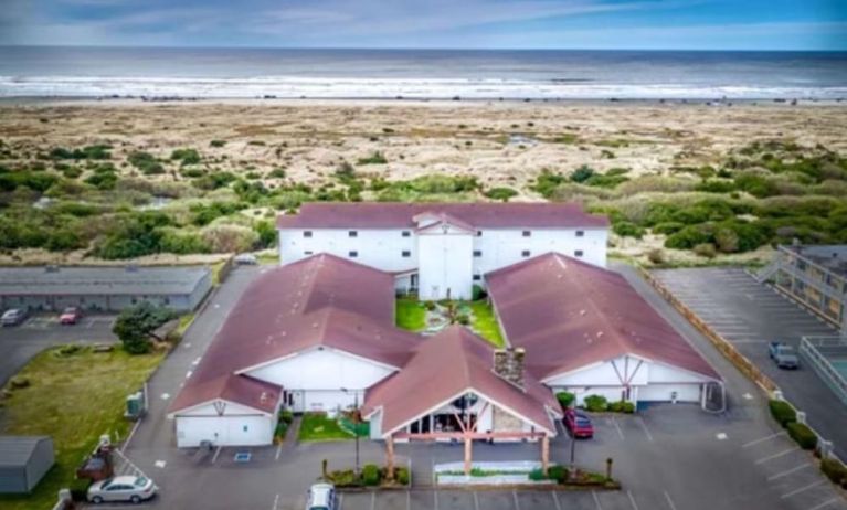 Parking available at Coratel Inn And Suites By Jasper Ocean Shores.