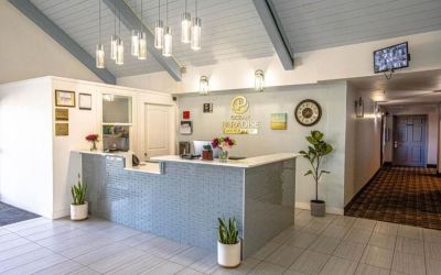 Lobby and hotel entrance at Coratel Inn And Suites By Jasper Ocean Shores.