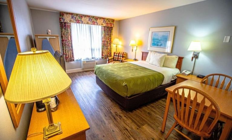 Romantic king room with seating area at Coratel Inn And Suites By Jasper Ocean Shores.