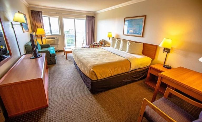 Lovely king room with natural light at Coratel Inn And Suites By Jasper Ocean Shores.