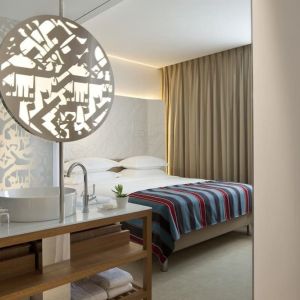 Day use room with private bathroom at Mendeli Street Hotel.
