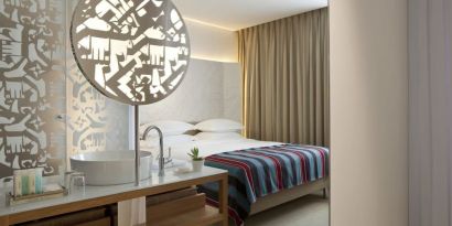 Day use room with private bathroom at Mendeli Street Hotel.