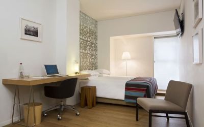 Day use room with work station at Mendeli Street Hotel.