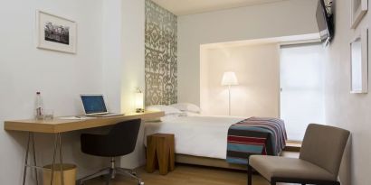 Day use room with work station at Mendeli Street Hotel.