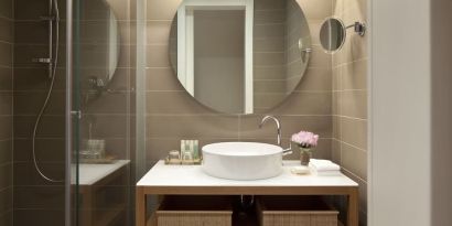 Guest bathroom with shower at Mendeli Street Hotel.