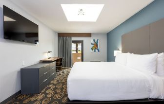 King room with TV at Regency Miami Airport By Sonesta.