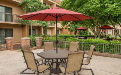 Outdoor terrace and seating at Courtyard Dulles Airport Chantilly.