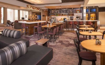 Lounge and dining area at Courtyard Dulles Airport Chantilly.