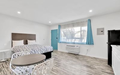 Day room with natural light at Tradewinds Motel.