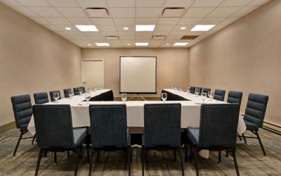 Professional meeting room at Four Points By Sheraton Boston-Newton.