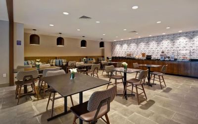 Dining room at Four Points By Sheraton Boston-Newton. 