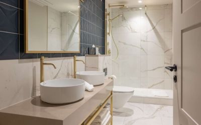 Guest bathroom with shower at DoubleTree By Hilton Brighton Metropole.