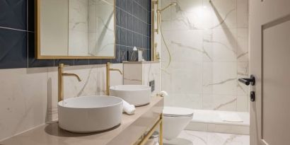 Guest bathroom with shower at DoubleTree By Hilton Brighton Metropole.