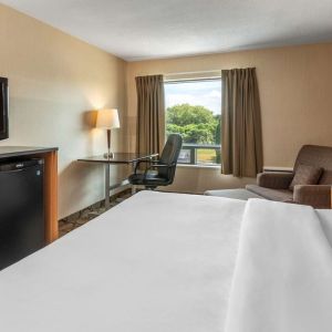 Day use room with natural light at Comfort Inn Sherbrooke.