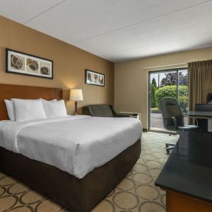 Day use room with natural light at Comfort Inn Sherbrooke.