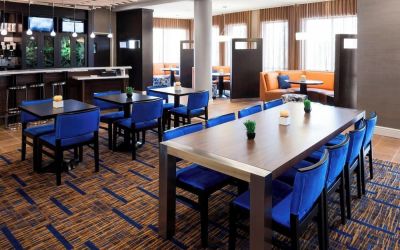Dining room at Courtyard By Marriott Houston North/ Shenandoah.