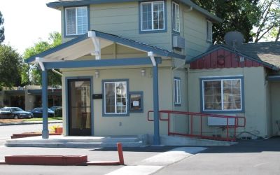 Hotel exterior and parking at North Bay Inn.