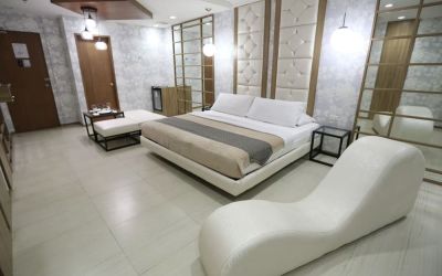 Romantic king suite at Victoria Court North EDSA - Caloocan.