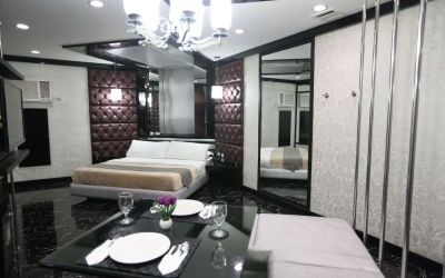 Spacious king room with dining area at Victoria Court North EDSA - Caloocan.