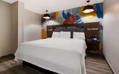 Romantic king room at Signature Inn Houston Galleria.