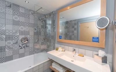 Guest bathroom with shower at Hilton Bournemouth.