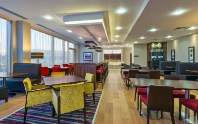 Dining area perfect for coworking at Hampton By Hilton London Luton Airport. 