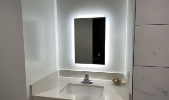 Private bathroom at ERTH INN By AGA Bell Gardens.