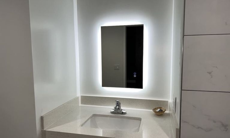 Private bathroom at ERTH INN By AGA Bell Gardens.