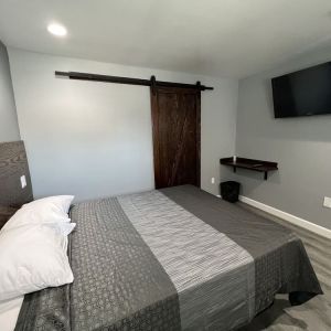 Romantic day room with TV at ERTH INN By AGA Bell Gardens.