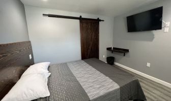 Romantic day room with TV at ERTH INN By AGA Bell Gardens.