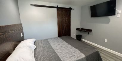 Romantic day room with TV at ERTH INN By AGA Bell Gardens.