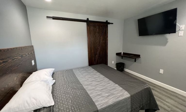 Romantic day room with TV at ERTH INN By AGA Bell Gardens.
