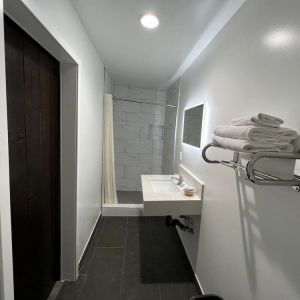 Day room with private bathroom at ERTH INN By AGA Bell Gardens.