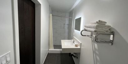 Day room with private bathroom at ERTH INN By AGA Bell Gardens.