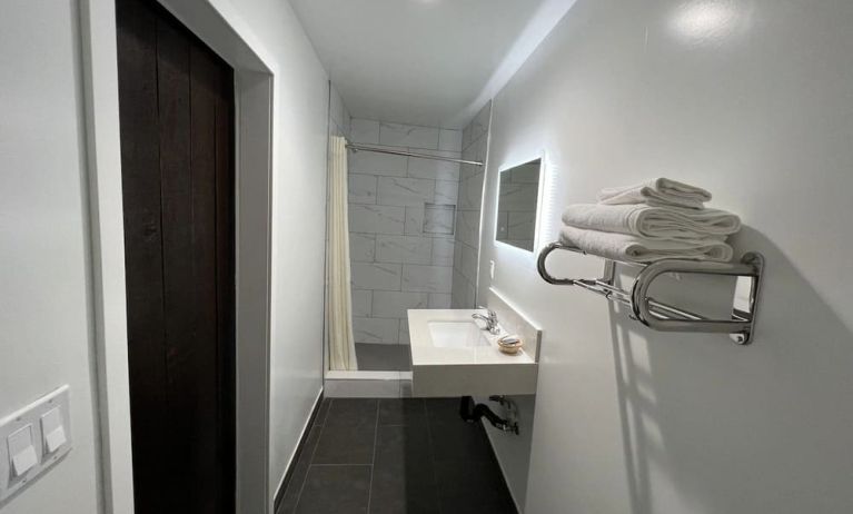 Day room with private bathroom at ERTH INN By AGA Bell Gardens.