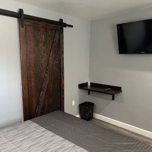 Cozy king room with TV at ERTH INN By AGA Bell Gardens.