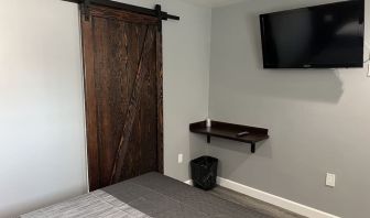 Cozy king room with TV at ERTH INN By AGA Bell Gardens.
