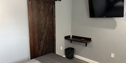 Cozy king room with TV at ERTH INN By AGA Bell Gardens.