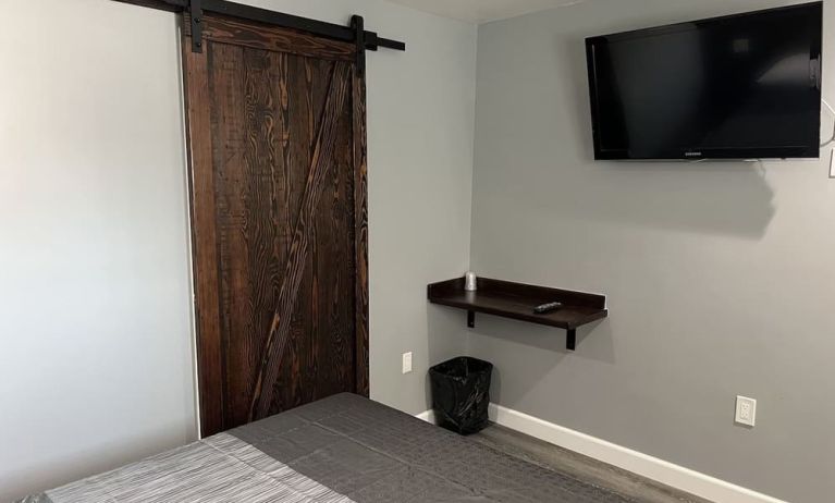 Cozy king room with TV at ERTH INN By AGA Bell Gardens.