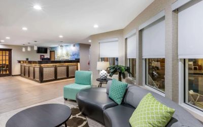 Lobby seating and coworking space at Baymont By Wyndham Pella.