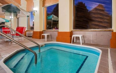 Jacuzzi spa at Baymont By Wyndham Pella.